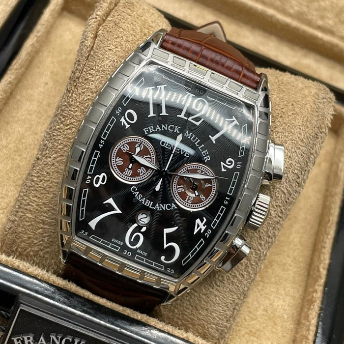 Franck Muller Geneve Casablanca, reloj de lujo con correa de cuero marrón, caja de acero inoxidable, y esfera negra con números llamativos. Perfecto para un look elegante y exclusivo.