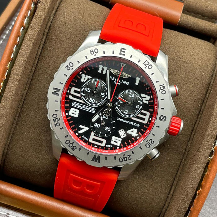 Reloj Breitling Endurance Chronometer con diseño deportivo, correa de silicona roja y carátula moderna, perfecto para un estilo dinámico.