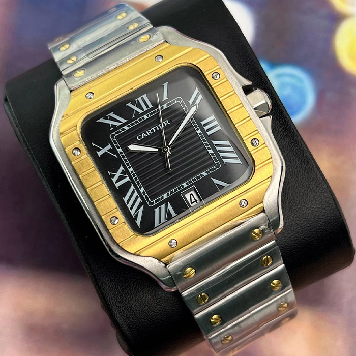 Cartier Santos 38mm Automático, con caja bicolor de acero inoxidable, correa metálica y esfera negra con números romanos. Un reloj de lujo y sofisticación.