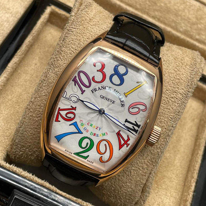 Franck Muller Geneve Crazy Color Dreams, reloj de lujo con números de colores brillantes, correa de cuero negro y esfera plateada, un diseño único y exclusivo.