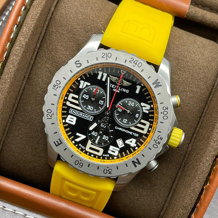 Reloj Breitling Endurance Chronometer con diseño deportivo, carátula moderna y correa de silicona amarilla, ideal para un estilo energético y dinámico.