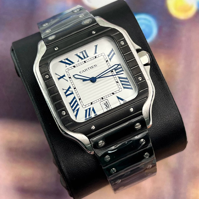 Cartier Santos 38mm Automático con caja de acero inoxidable, esfera blanca con números romanos azules y correa metálica. Un reloj elegante y de lujo ideal para cualquier ocasión.