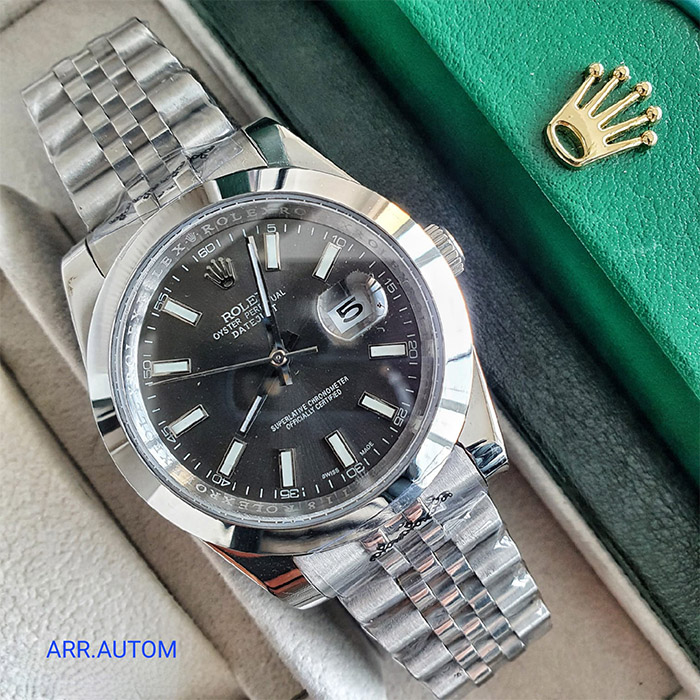 Reloj Rolex Oyster Perpetual Datejust con esfera negra, índices luminiscentes, brazalete Jubilee de acero inoxidable y bisel liso de acero, con ventana de fecha a las 3.