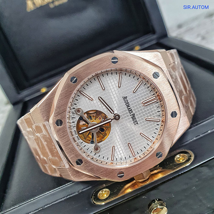 Audemars Piguet Royal Oak Tourbillon en oro rosa con mecanismo tourbillon visible, diseño exclusivo y acabado de lujo, ideal para quienes buscan estilo y precisión.
