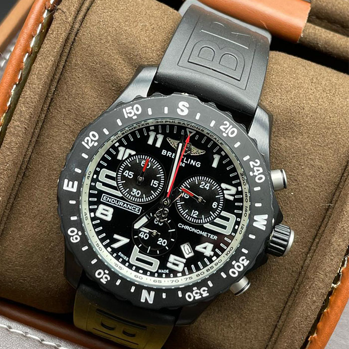 Reloj Breitling Endurance Chronometer con diseño deportivo, carátula negra y correa de silicona negra, ideal para un look versátil y resistente.