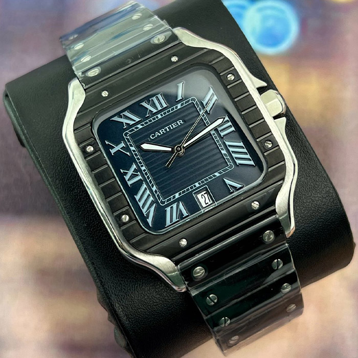 Cartier Santos 38mm Automático con caja de acero inoxidable, esfera azul con números romanos, y correa metálica robusta, una pieza elegante de lujo.