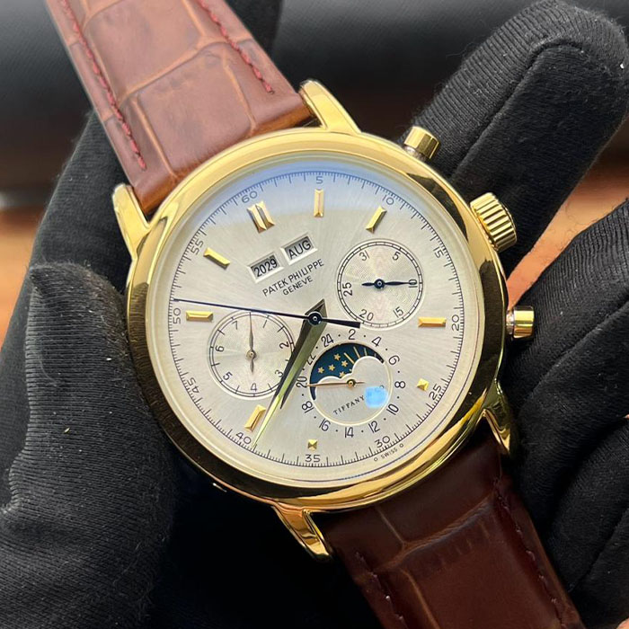 Reloj de lujo estilo Patek Philippe Geneva de 40mm, diseño automático con detalles dorados, esfera clara multifunción y correa de piel marrón.
