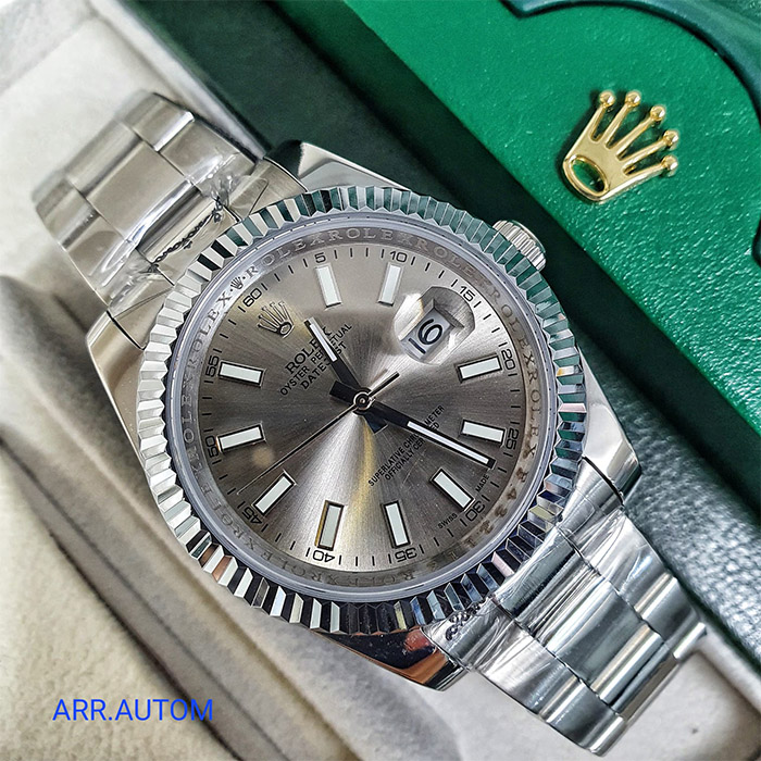 Reloj Rolex Oyster Perpetual Datejust con esfera plateada, índices luminiscentes, brazalete Oyster de acero inoxidable y bisel acanalado de acero, con ventana de fecha a las 3.