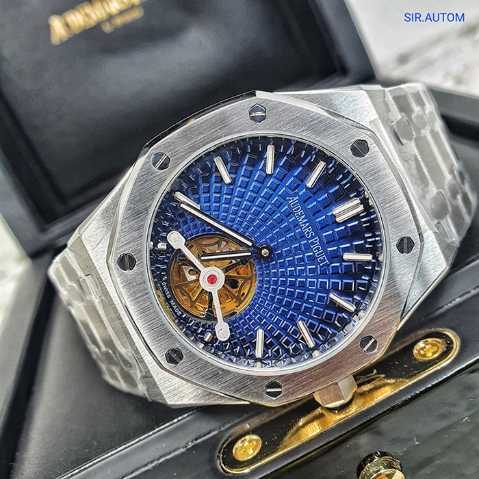 Audemars Piguet Royal Oak Tourbillon con esfera azul y mecanismo tourbillon visible, una pieza de lujo que combina precisión y diseño exclusivo.