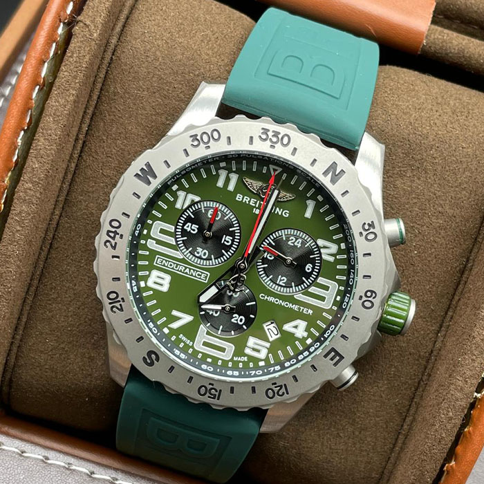 Reloj Breitling Endurance Chronometer con carátula verde y correa de silicona verde, perfecto para actividades al aire libre y un estilo deportivo.
