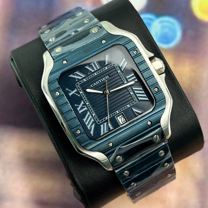 Cartier Santos 38mm Automático con caja de acero inoxidable y esfera azul con números romanos, ideal para aquellos que buscan lujo y funcionalidad en un reloj de diseño exclusivo.