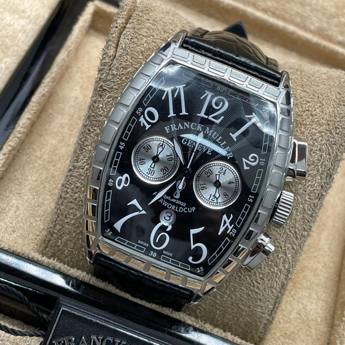 Franck Muller Geneve FIFA World Cup, reloj de lujo con esfera negra, detalles plateados y cronógrafo para aficionados al fútbol. Diseño único y elegante.