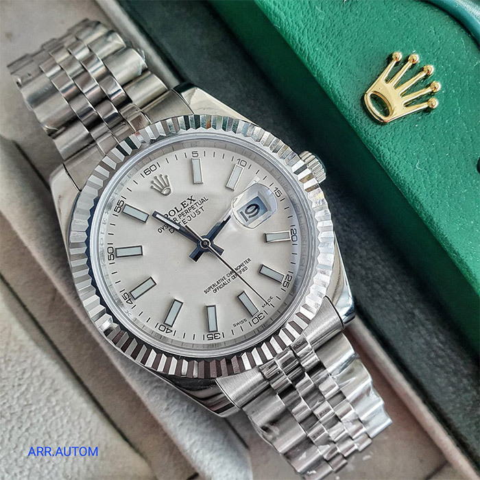 Reloj Rolex Oyster Perpetual Datejust con esfera blanca, índices luminiscentes, brazalete Jubilee de acero inoxidable y bisel acanalado de acero, con ventana de fecha a las 3.