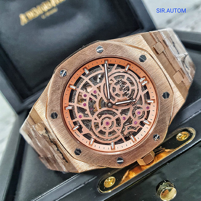 Audemars Piguet Royal Oak Skeleton Rosa con diseño esquelético visible y detalles en tono rosa, un reloj de lujo que destaca por su elegancia y precisión.