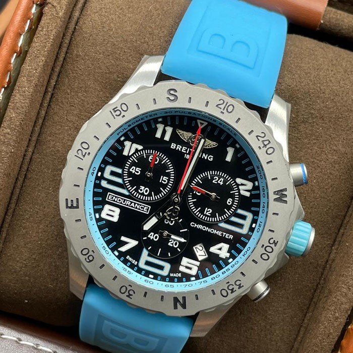 Reloj Breitling Endurance Chronometer con carátula negra y correa azul, diseño ligero y funcional perfecto para cualquier actividad.