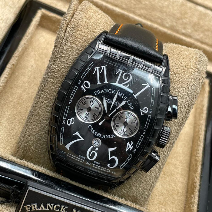 Franck Muller Geneve Casablanca, reloj de lujo con esfera negra, detalles plateados y cronógrafo. Diseño exclusivo y elegante.