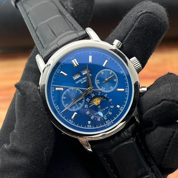 Reloj de lujo estilo Patek Philippe Geneva de 40mm, diseño automático con esfera azul multifunción y correa de piel negra.