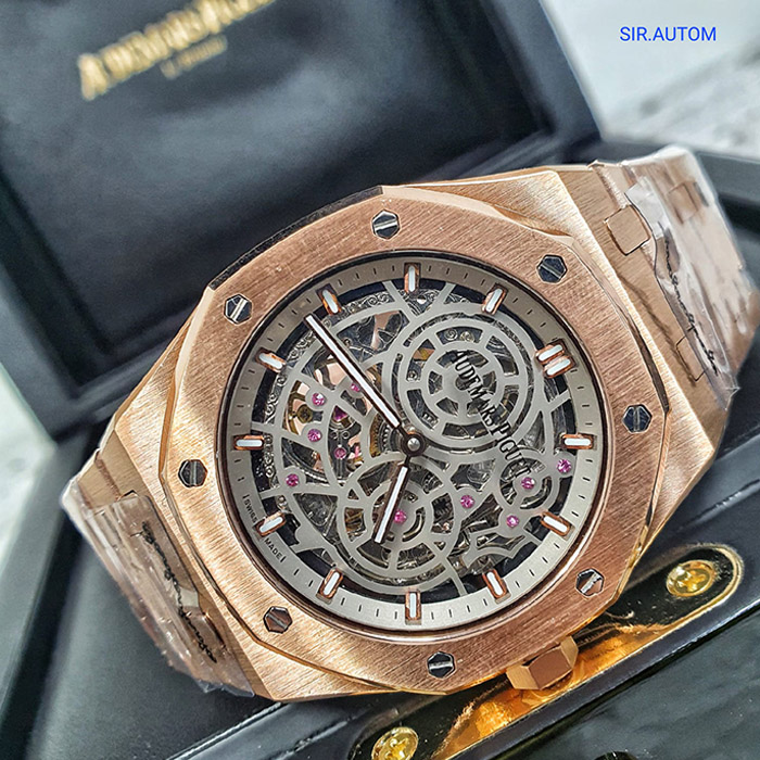 Audemars Piguet Royal Oak Skeleton Rosa con diseño esquelético visible y detalles en tono rosa, un reloj de lujo que destaca por su elegancia y precisión.