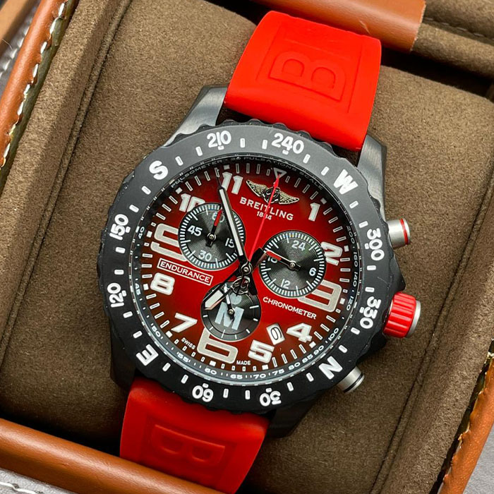Reloj Breitling Endurance Chronometer con carátula roja y correa de silicona roja, ideal para un estilo deportivo y dinámico.