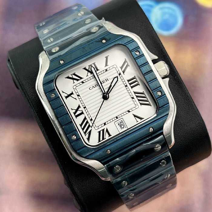 Cartier Santos 38mm automático con caja de acero inoxidable, esfera blanca y correa robusta, perfecto para quienes buscan un reloj de lujo con diseño elegante y moderno.