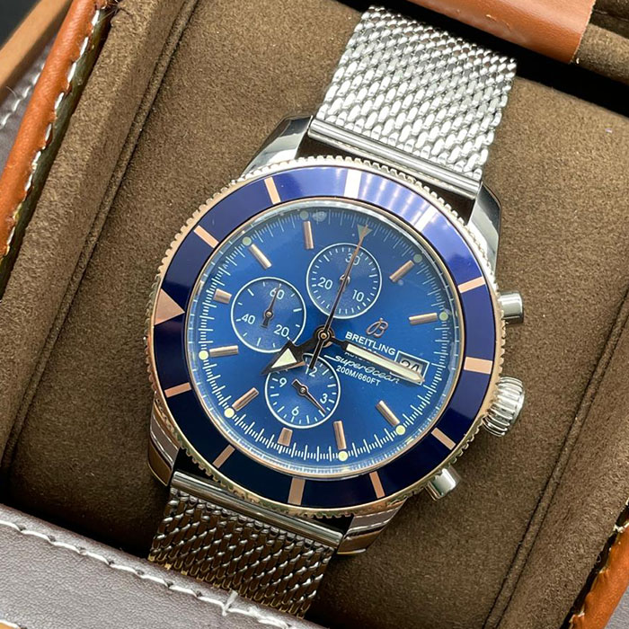 Reloj Breitling SuperOcean Automatic con carátula azul y brazalete de acero tipo malla, perfecto para estilo formal y casual.