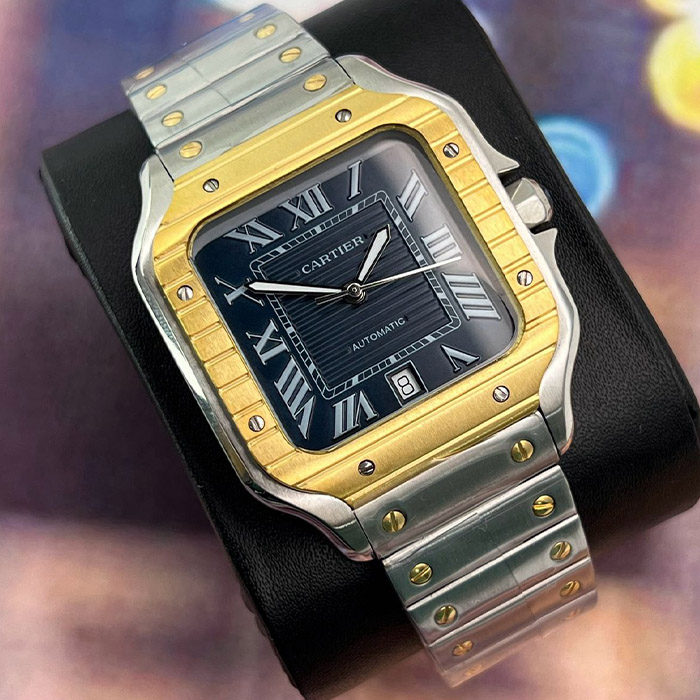 Cartier Santos 38mm automático con caja de acero inoxidable, detalles en oro y esfera negra con números romanos. Ideal para quienes buscan lujo y estilo.