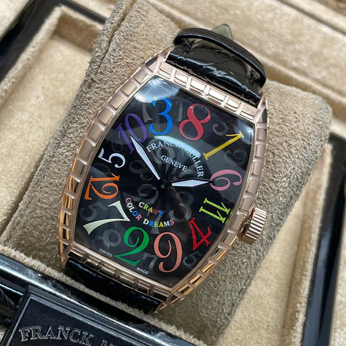 Franck Muller Geneve Crazy Color Dreams con números coloridos en la esfera y correa de cuero negro. Diseño único y sofisticado.