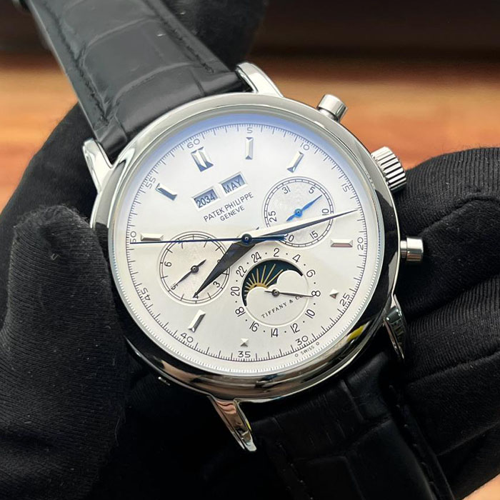 Reloj de lujo estilo Patek Philippe Geneva de 40mm, diseño automático con esfera blanca multifunción y correa de piel negra.