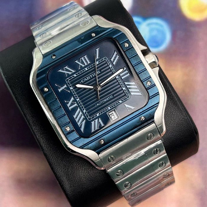 Cartier Santos 38mm automático con caja de acero inoxidable, detalles en azul y esfera sofisticada. Perfecto para un look elegante y moderno.