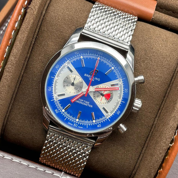 Reloj Breitling Top Time Chronometer con carátula azul vibrante, detalles plateados y brazalete de malla de acero inoxidable.
