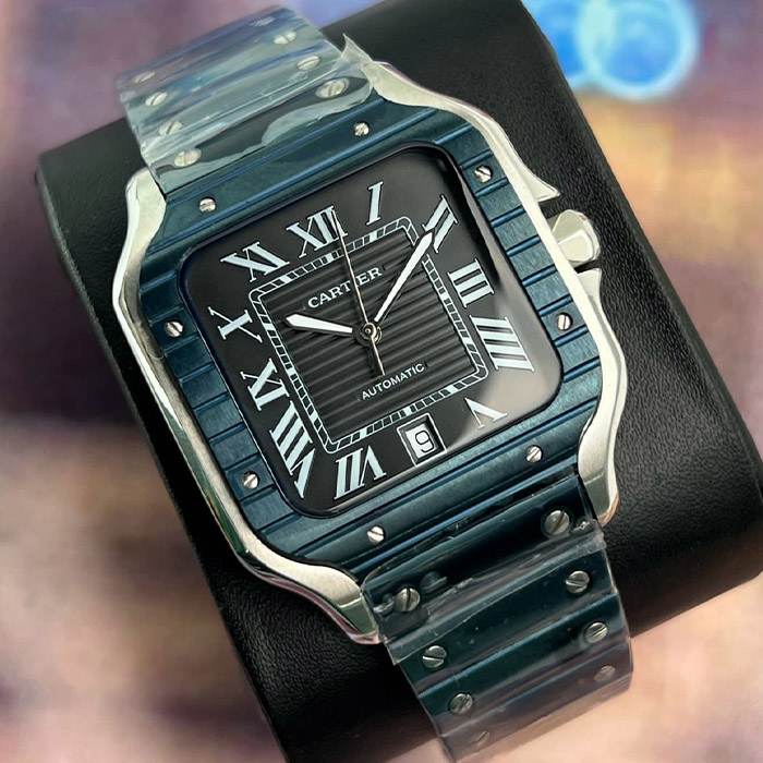 Cartier Santos 38mm automático, con detalles en azul y caja de acero inoxidable. Esfera negra y elegante, ideal para ocasiones especiales.