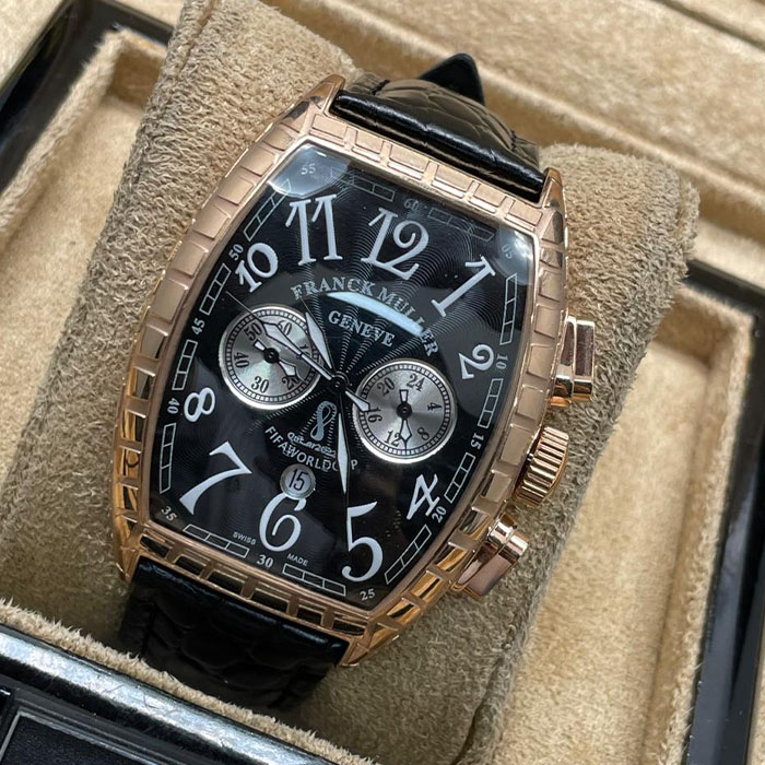 Franck Muller Geneve FIFA World Cup, con esfera negra, caja en acero inoxidable y correa de cuero negro, ideal para los amantes del diseño deportivo.