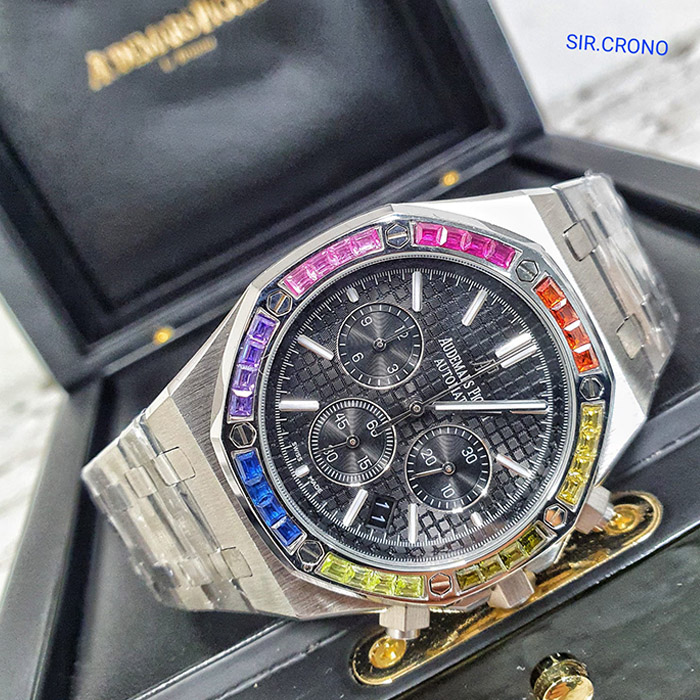 Reloj Audemars Piguet Rainbow Chronograph con bisel de cristales multicolor, diseño automático y acabado elegante para ocasiones especiales.
