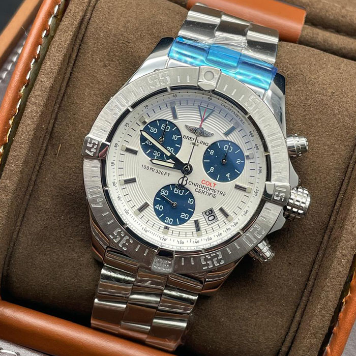 Reloj Breitling Colt Chronometer Certifie con carátula blanca, detalles azules y brazalete de acero inoxidable, ideal para un estilo deportivo y elegante.