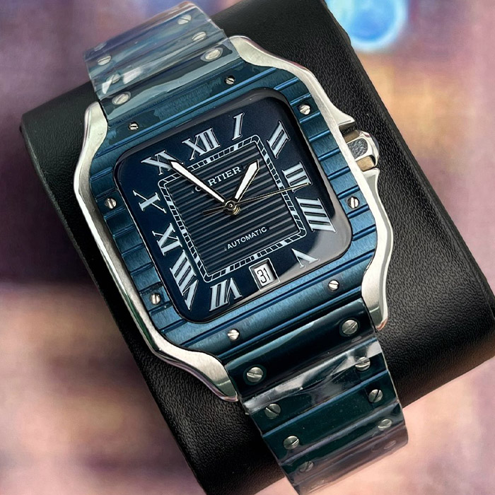 Cartier Santos 38mm Automático con detalles en azul, caja de acero inoxidable, esfera negra con números romanos y un diseño elegante ideal para el día a día.
