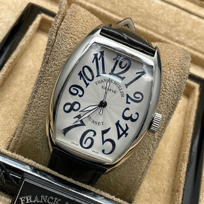 Franck Muller Geneve Sunset, con esfera brillante y números estilizados, caja de acero inoxidable y correa de cuero negro. Un reloj elegante para un estilo único.