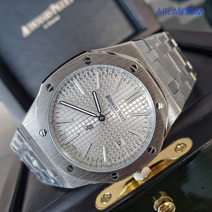 Audemars Piguet Royal Oak Automatic con caja de acero inoxidable, dial plateado texturizado y correa integrada, perfecto para los amantes de los relojes de lujo.