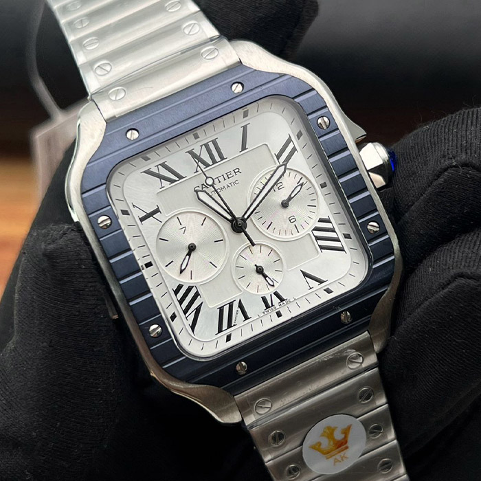 Cartier Santos automático con bisel azul, caja de acero inoxidable y correa integrada, ideal para quienes buscan un reloj elegante y práctico.