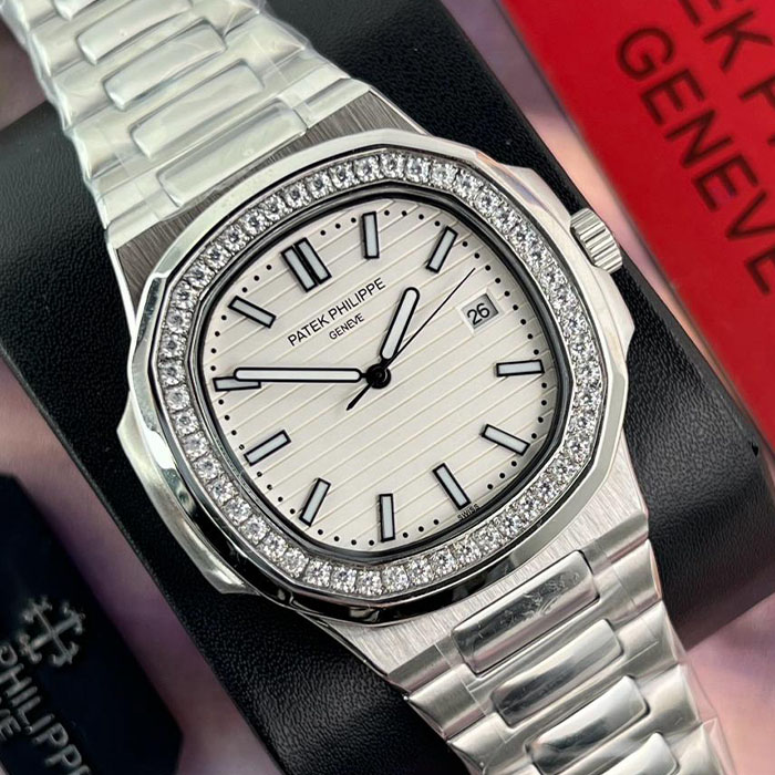 Reloj de lujo estilo Patek Philippe Geneva de 40mm, con diseño automático, acabado en acero inoxidable, bisel con brillantes y esfera blanca elegante.