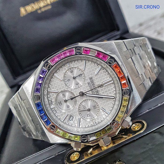 Reloj Audemars Piguet Rainbow Chronograph en tono plateado con bisel de cristales multicolor, diseño automático y acabado sofisticado.