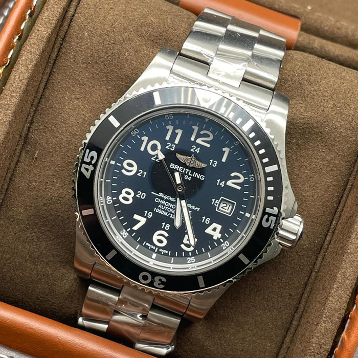 Reloj Breitling Superocean Automatic con carátula negra, números blancos y brazalete de acero inoxidable, ideal para un estilo moderno y resistente.