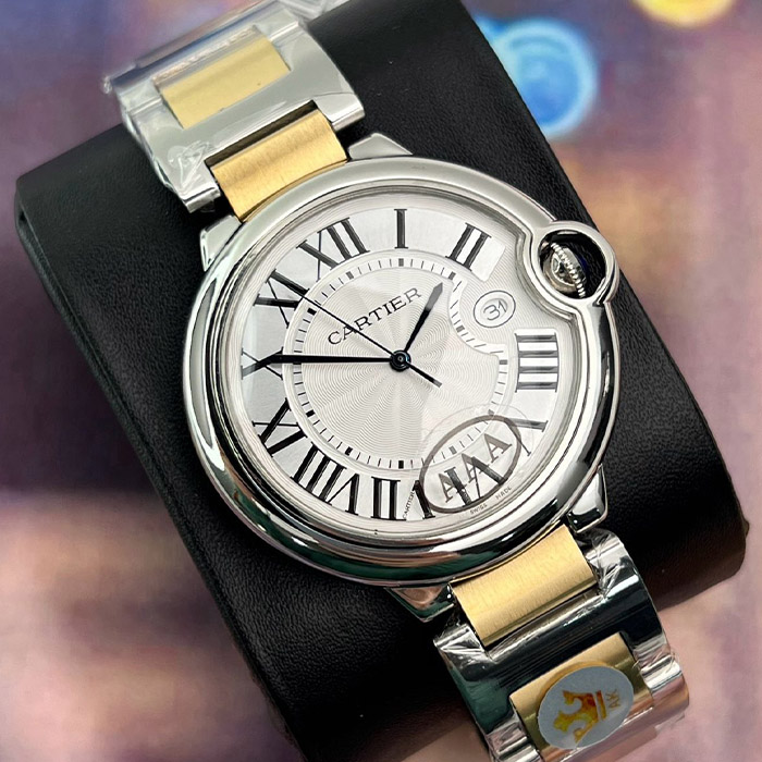 Cartier Ballon Bleu 42mm Automático con detalles en acero y oro, esfera plateada, números romanos y corona con zafiro, elegante y sofisticado para todo tipo de ocasiones.