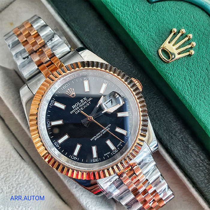 Reloj Rolex Oyster Perpetual Datejust con esfera negra, detalles en oro rosa y brazalete combinado de acero inoxidable y oro, ideal para quienes buscan un reloj elegante y duradero.