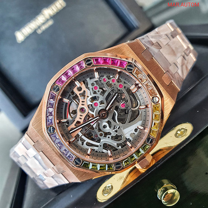 Reloj Audemars Piguet Skeleton Rainbow Rose Gold en tono oro rosa, diseño esqueleto y bisel con cristales multicolor.