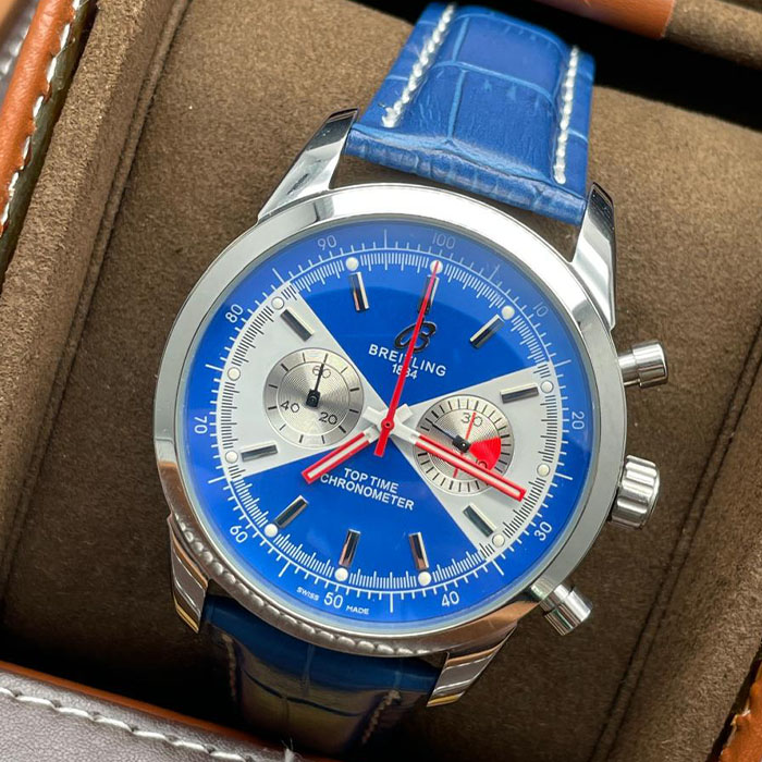 Reloj Breitling Top Time Chronometer con carátula azul brillante y correa de piel azul, perfecto para un estilo elegante y contemporáneo.