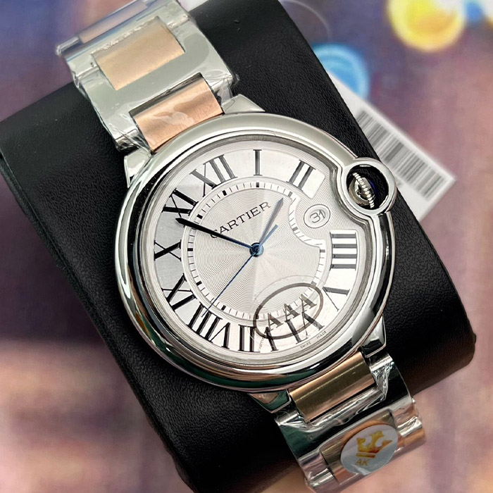 Cartier Ballon Bleu 42mm Automático con detalles en acero y oro, esfera plateada, números romanos y diseño elegante ideal para ocasiones especiales