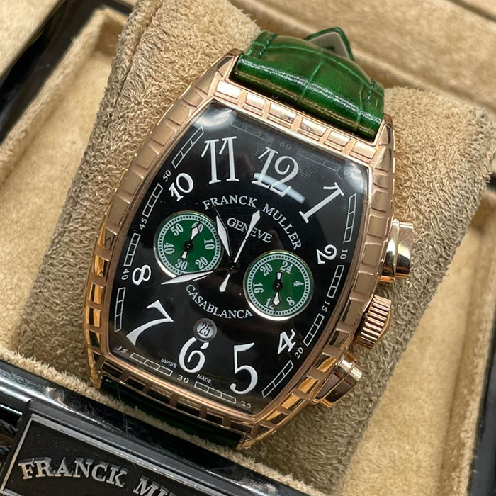 Franck Muller Geneve Casablanca con caja de acero inoxidable, esfera negra y subdiales verdes, correa de cuero verde. Un reloj único para destacar en cualquier ocasión.