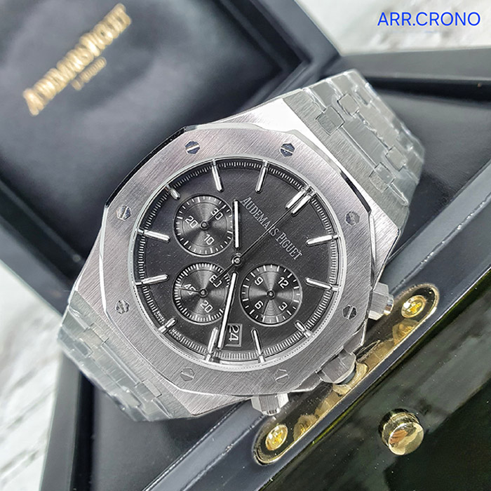 Cronógrafo Audemars Piguet Royal Oak con una elegante caja de acero inoxidable, esfera negra texturizada y subesferas de cronógrafo.