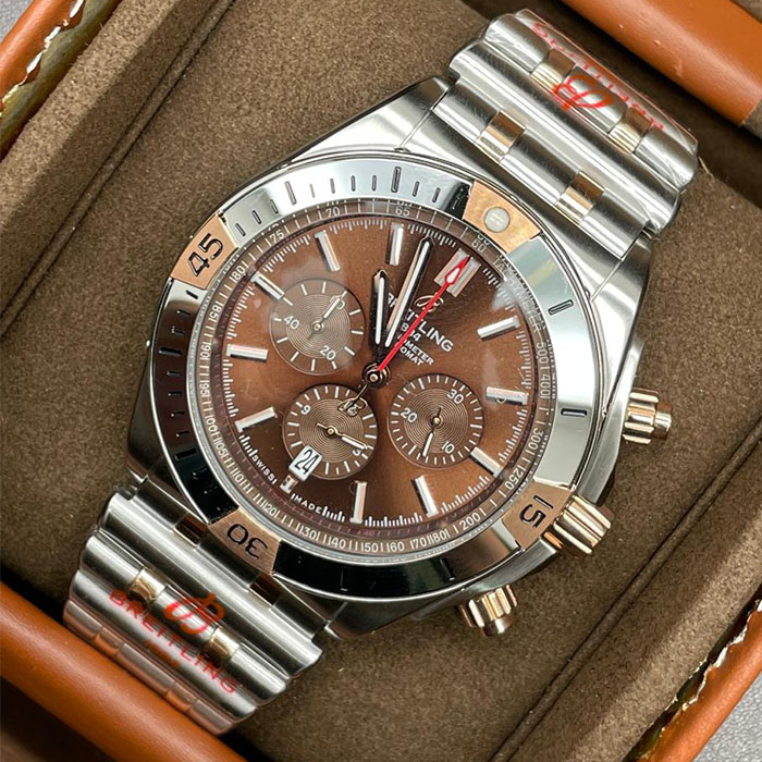 Reloj Breitling Chronometer con carátula marrón y brazalete metálico, ideal para complementar estilos formales y casuales.