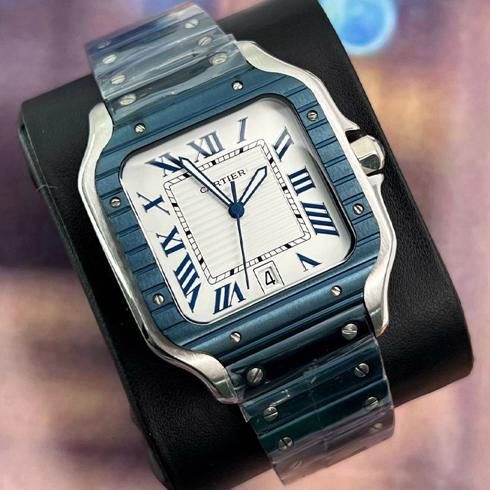 Cartier Santos 38mm Automático, con detalles en acero inoxidable y detalles en azul, números romanos y correa de acero, ideal para quienes buscan un diseño clásico con un toque moderno.